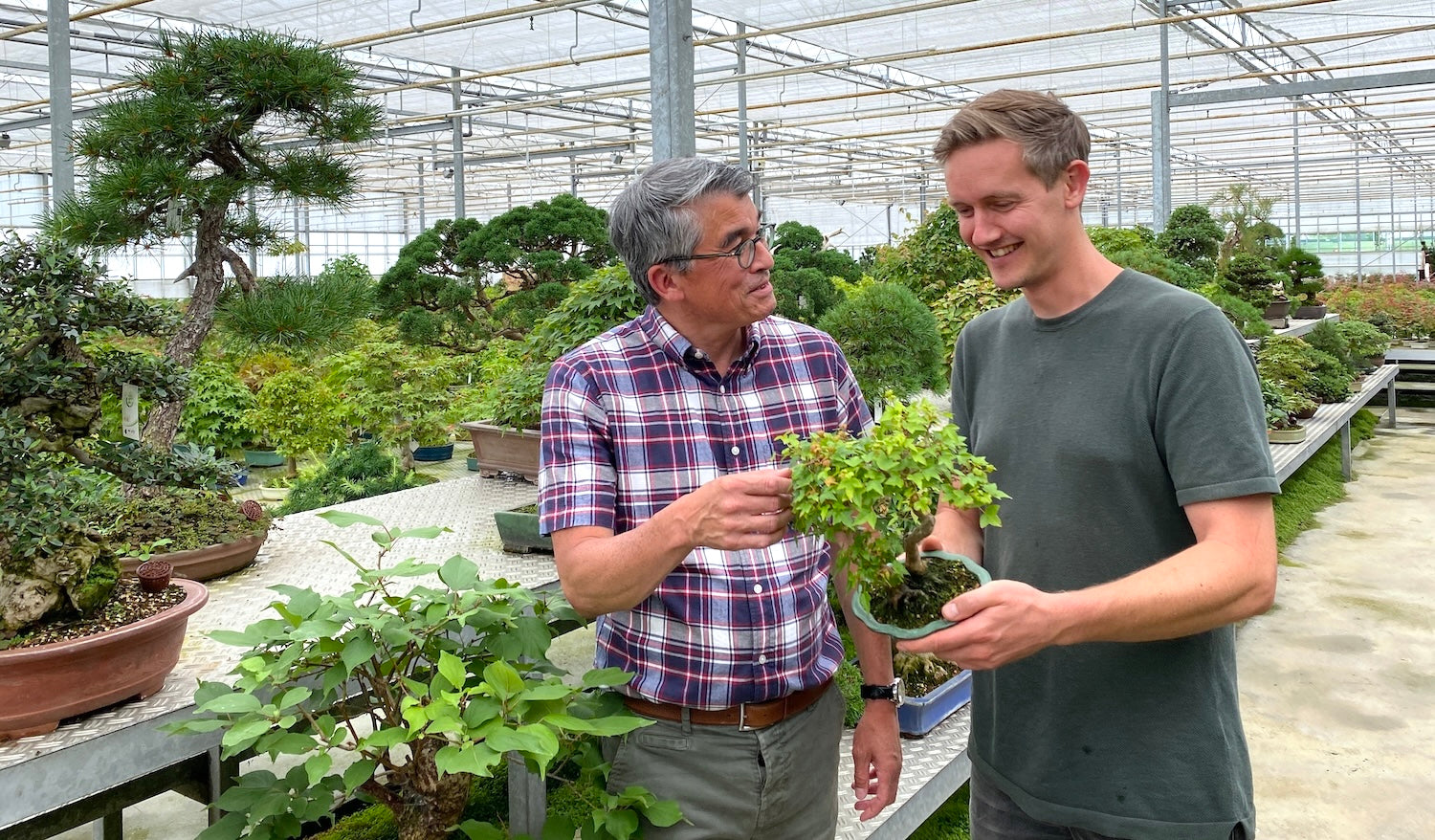 Gerrit en Oscar in de Bonsai kwekerij